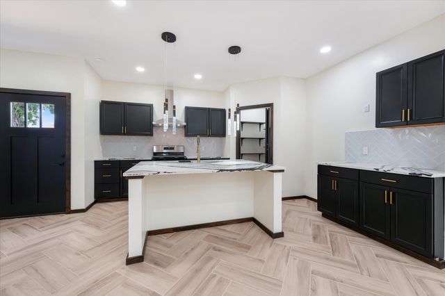 6027 Verde Way, Dallas, TX 75211