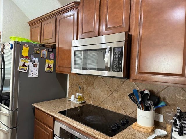 117 E Emory Fields DR, Hutto, TX 78634
