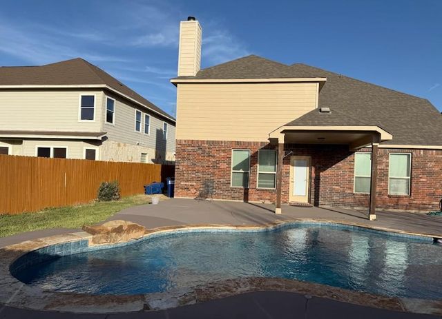 117 E Emory Fields DR, Hutto, TX 78634