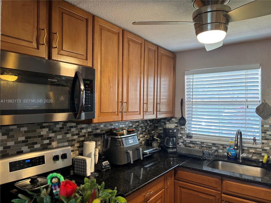 Image 5 of property listing at 9900 Sunrise Lakes Blvd 107, Sunrise, FL 33322