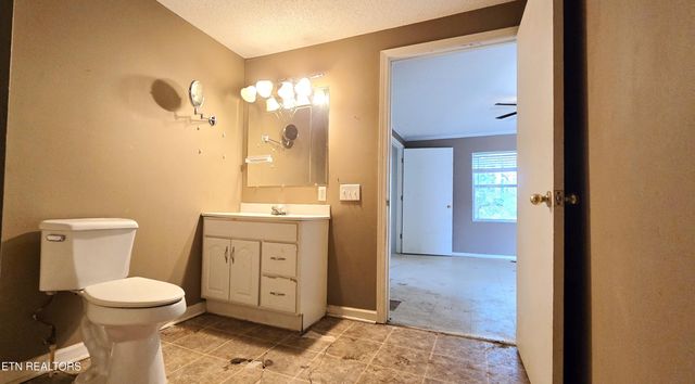 1035 Lakeside Rd, Madisonville, TN 37354