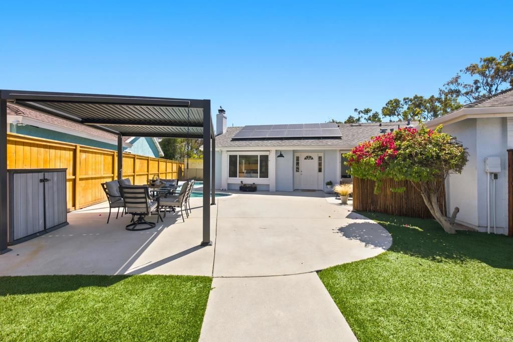 Image 1 of property listing at 207 Hickoryhill Drive, Encinitas, CA 92024
