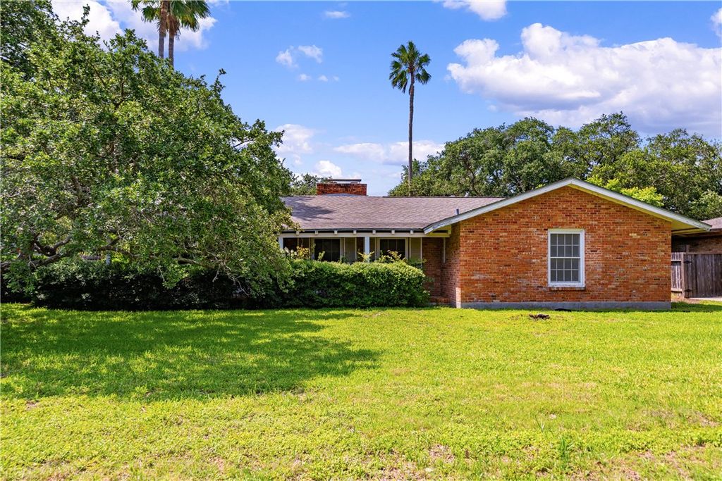 218 Mitchell St, Corpus Christi, TX 78411 — photo 2