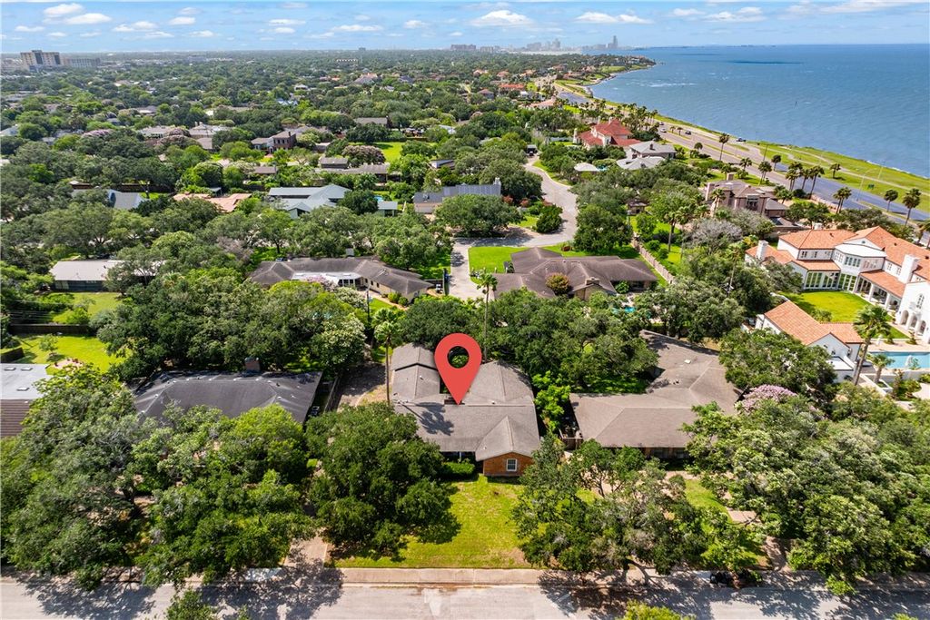 218 Mitchell St, Corpus Christi, TX 78411 — photo 3