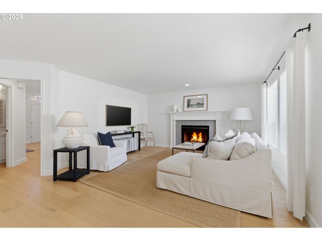 19724 BENNINGTON Ct, West Linn, OR 97068