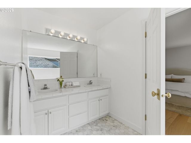 19724 BENNINGTON Ct, West Linn, OR 97068