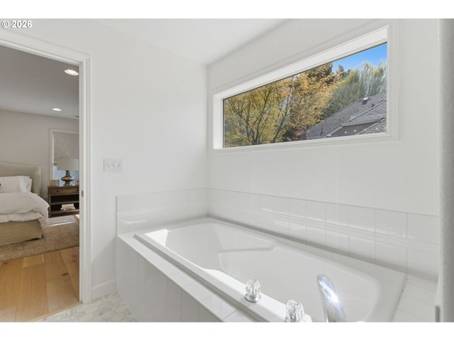 19724 BENNINGTON Ct, West Linn, OR 97068