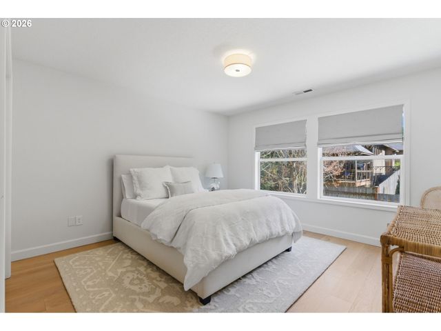 19724 BENNINGTON Ct, West Linn, OR 97068