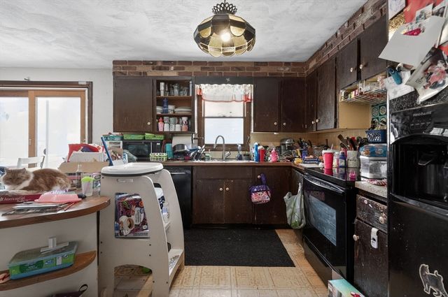 31 Brookwood Dr, Westport, MA 02790