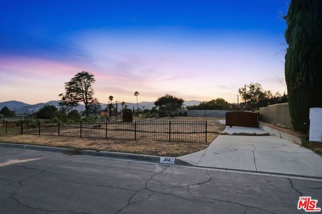 214 W Poppyfields Drive, Altadena, CA 91001