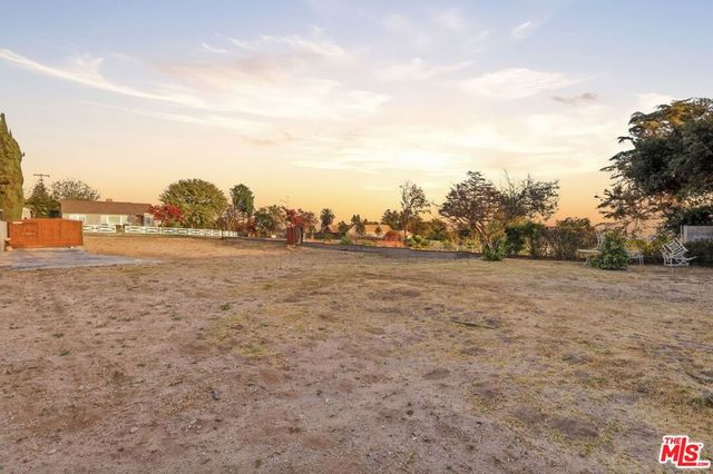 214 W Poppyfields Drive, Altadena, CA 91001