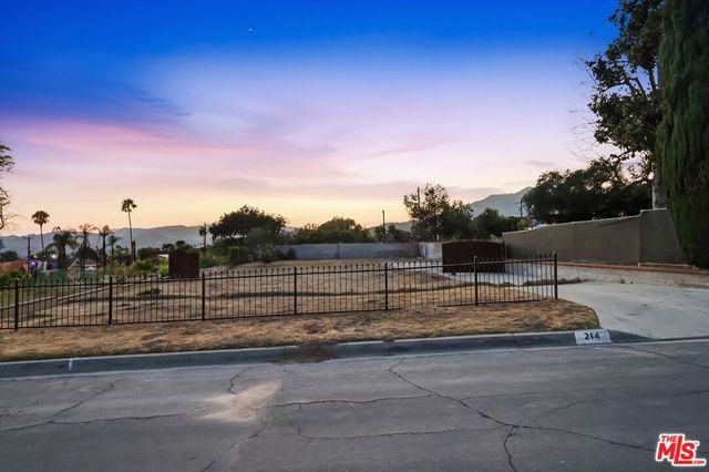 214 W Poppyfields Drive, Altadena, CA 91001