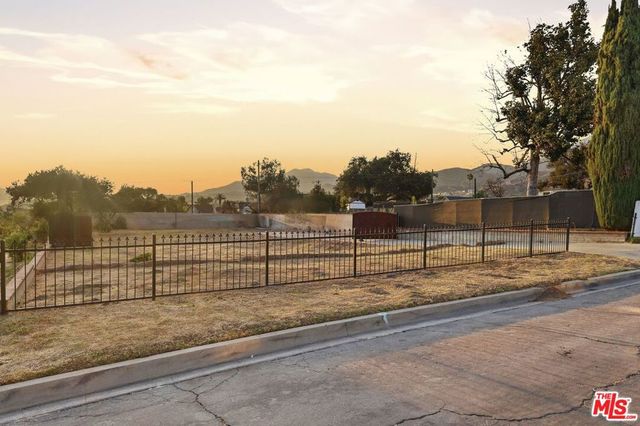 214 W Poppyfields Drive, Altadena, CA 91001