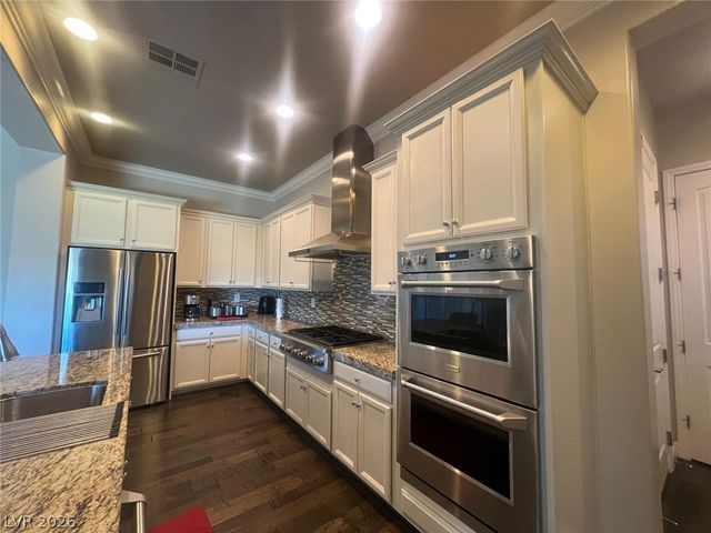 358 Calabria Ridge Street, Las Vegas, NV 89138