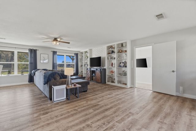 143 Mohave Drive E, Lake Kiowa, TX 76240