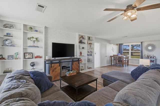 143 Mohave Drive E, Lake Kiowa, TX 76240