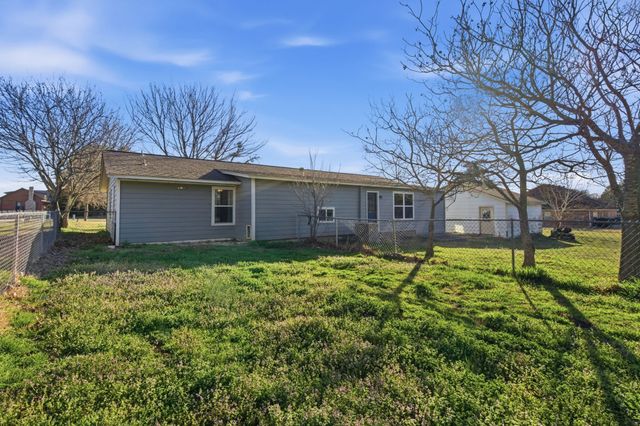 143 Mohave Drive E, Lake Kiowa, TX 76240