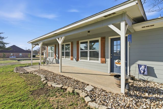 143 Mohave Drive E, Lake Kiowa, TX 76240