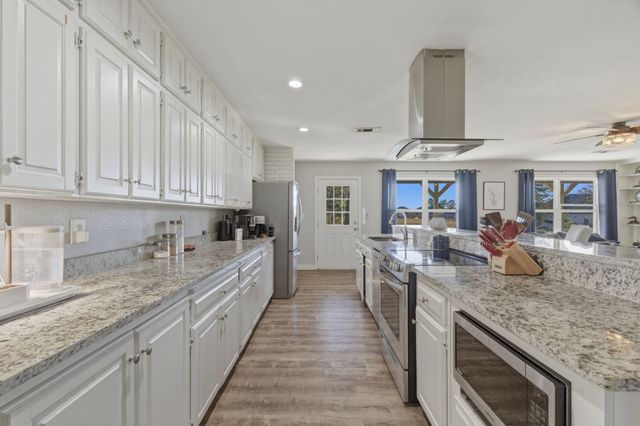 143 Mohave Drive E, Lake Kiowa, TX 76240