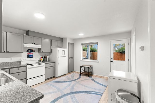 450 Midway Road 6, Medford, OR 97501