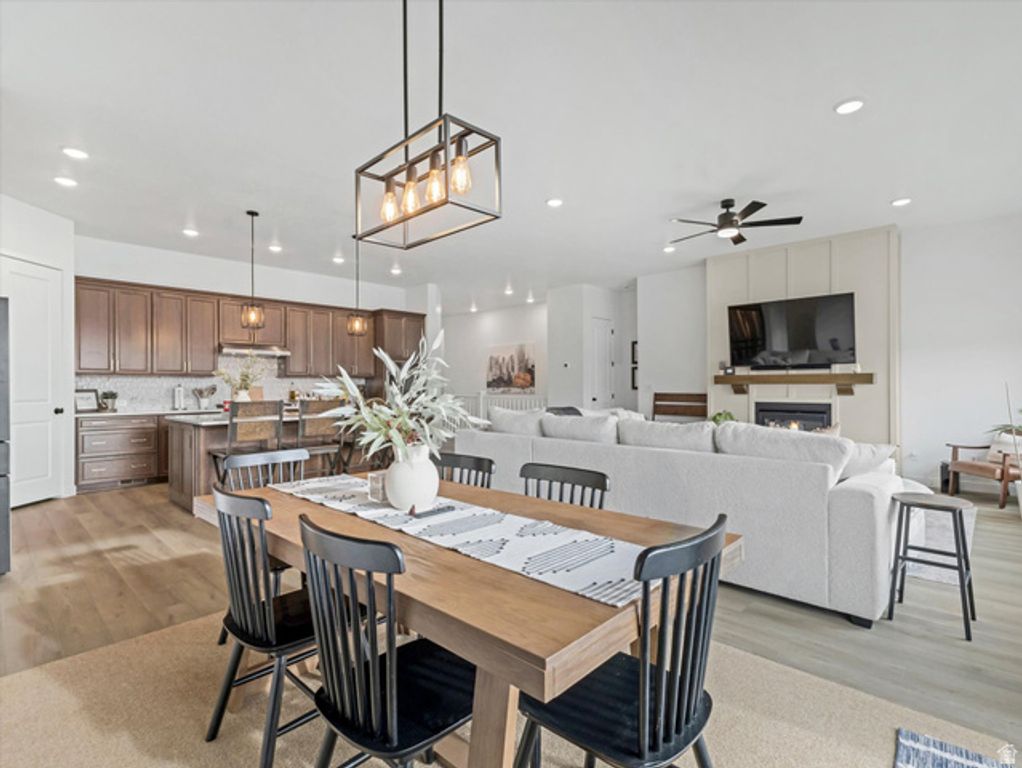 Image 11 of property listing at 1707 N LARKSPUR WAY, Layton, UT 84040