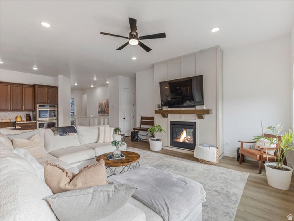 Image 12 of property listing at 1707 N LARKSPUR WAY, Layton, UT 84040