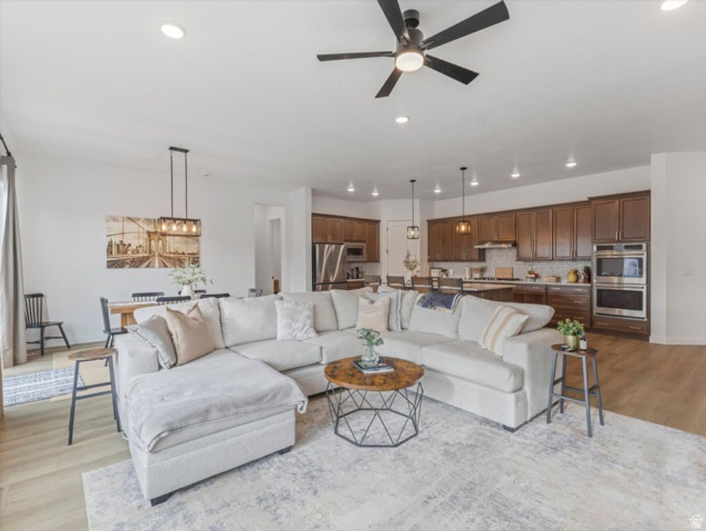 Image 13 of property listing at 1707 N LARKSPUR WAY, Layton, UT 84040