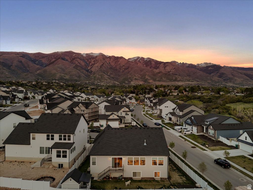 Image 3 of property listing at 1707 N LARKSPUR WAY, Layton, UT 84040