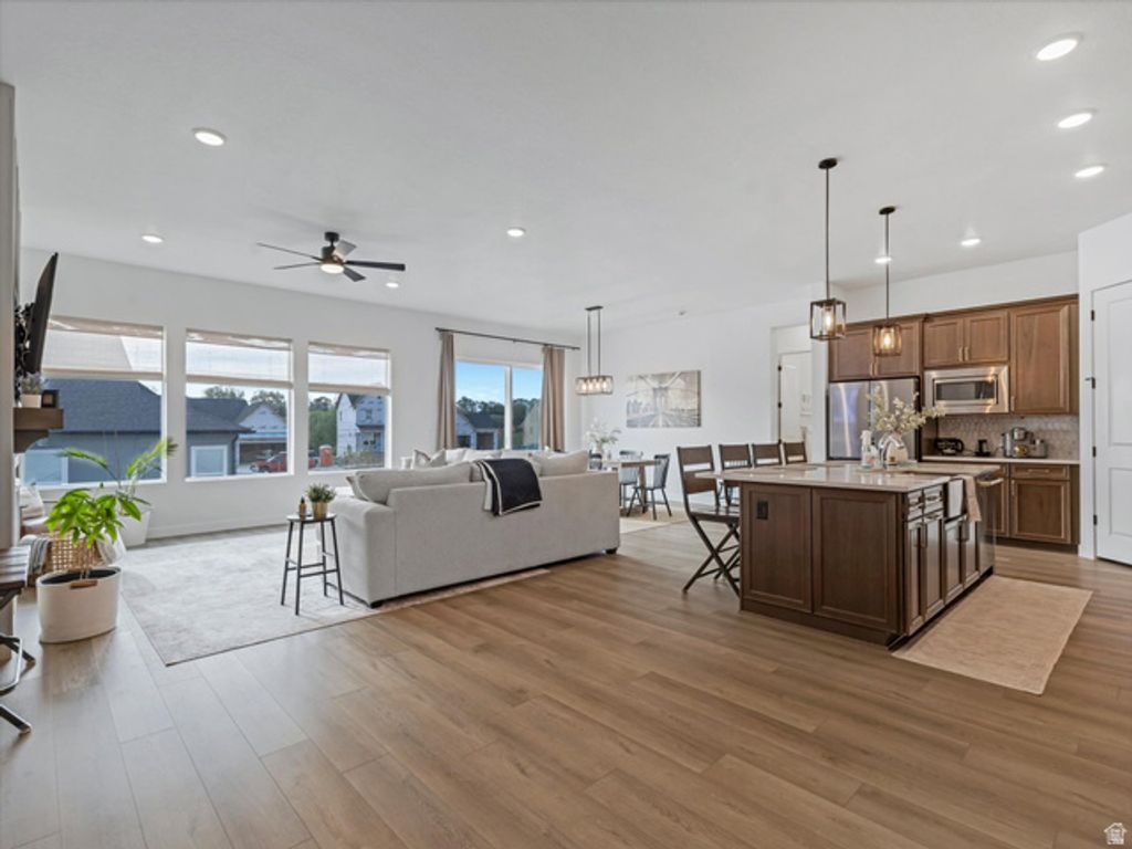 Image 7 of property listing at 1707 N LARKSPUR WAY, Layton, UT 84040