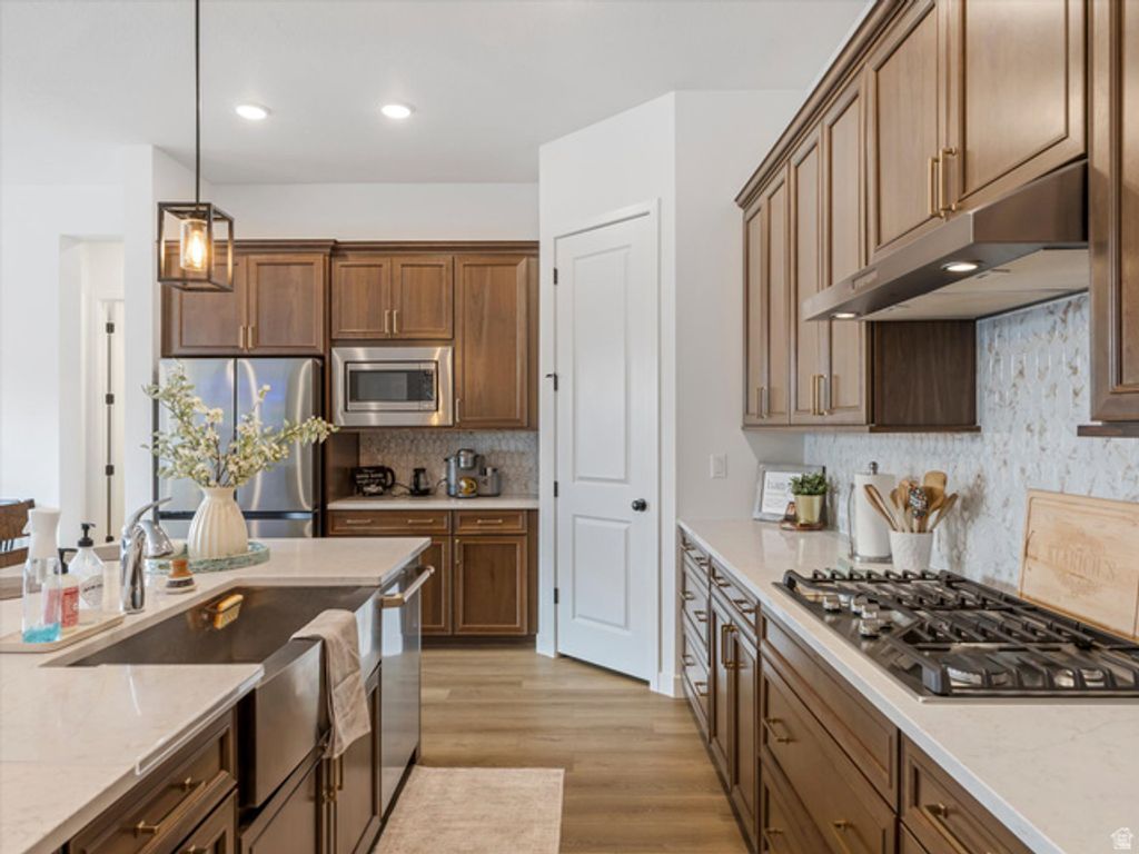 Image 9 of property listing at 1707 N LARKSPUR WAY, Layton, UT 84040