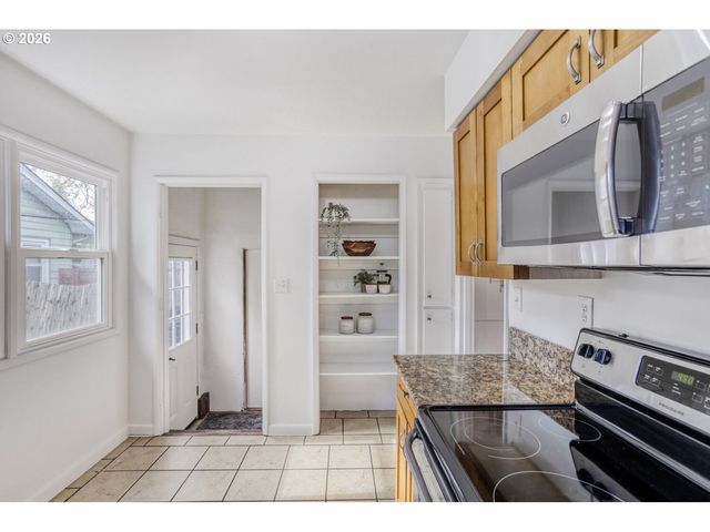 6433 N YALE St, Portland, OR 97203