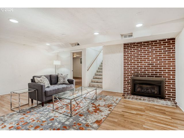 6433 N YALE St, Portland, OR 97203