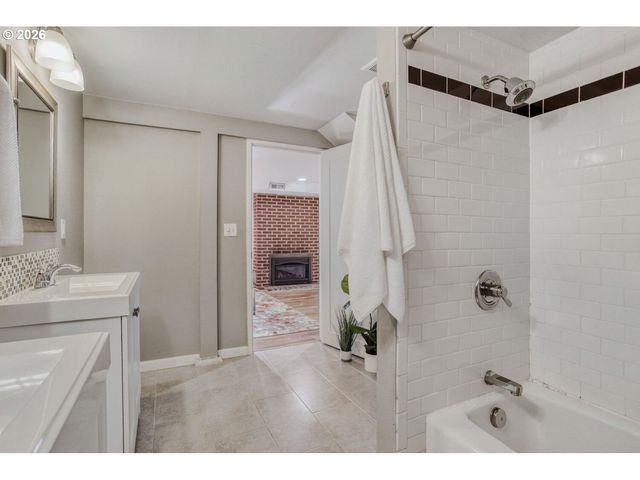 6433 N YALE St, Portland, OR 97203