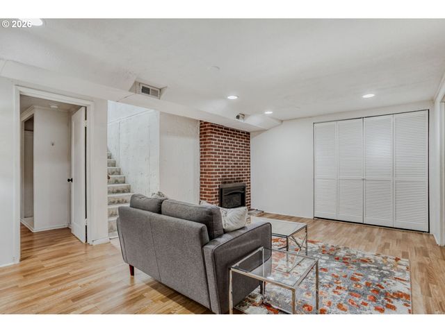 6433 N YALE St, Portland, OR 97203