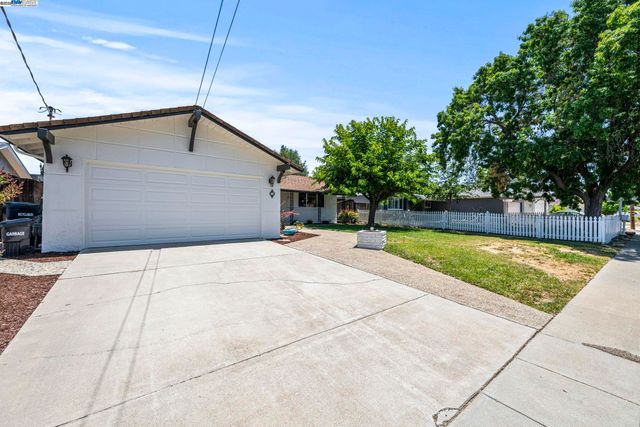 864 Camelia Dr, Livermore, CA 94550
