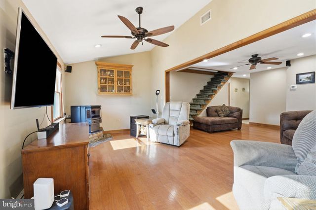 31 NARCISSUS LN, Levittown, PA 19054
