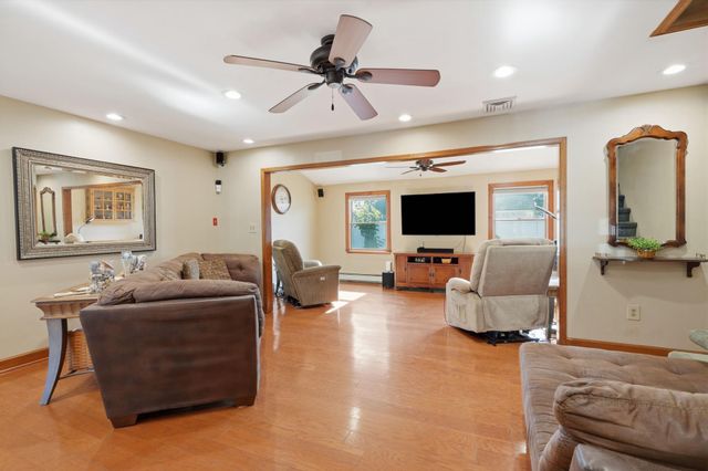 31 NARCISSUS LN, Levittown, PA 19054