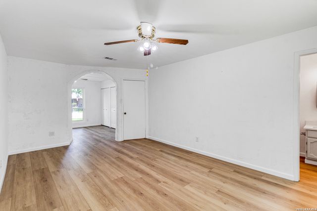 8214 Meadow Forest St., San Antonio, TX 78251