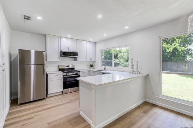 8214 Meadow Forest St., San Antonio, TX 78251