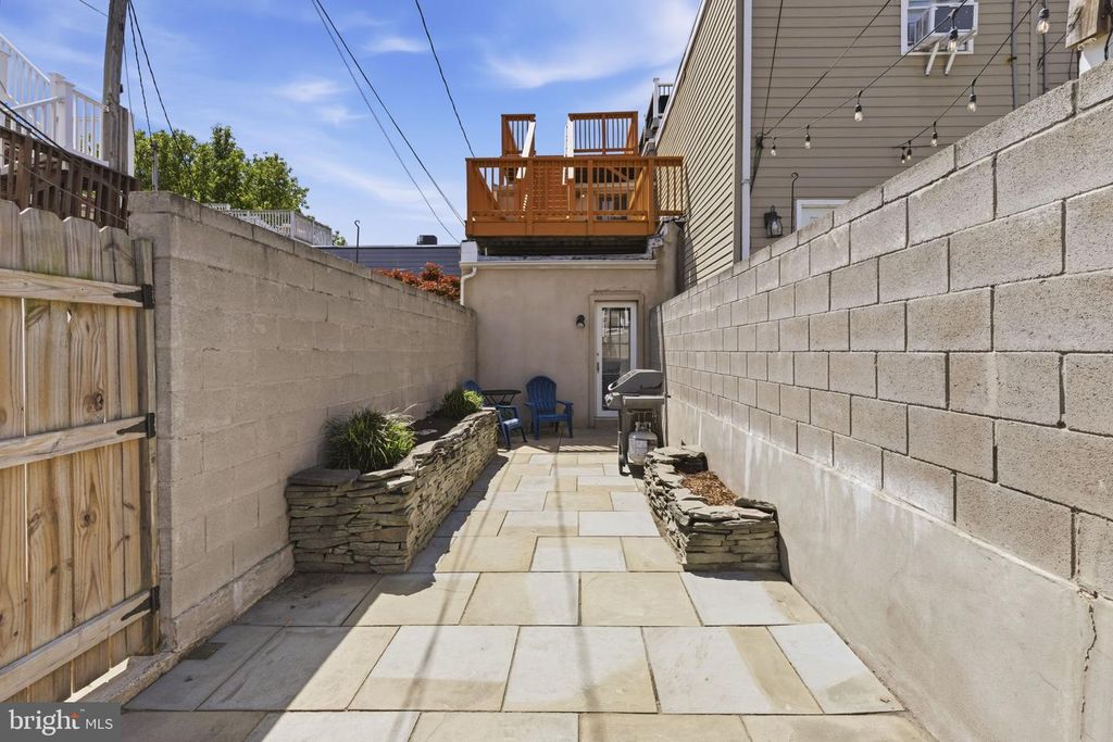 Image 25 of property listing at 1119 S BAYLIS ST, Baltimore, MD 21224