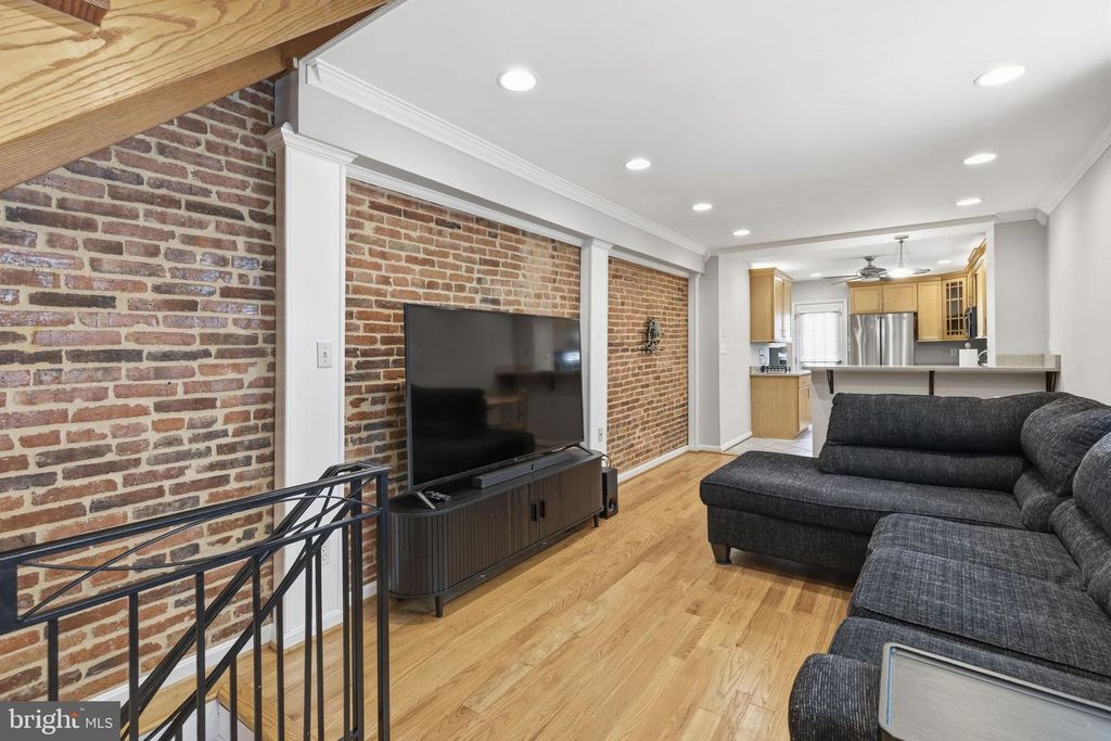 Image 4 of property listing at 1119 S BAYLIS ST, Baltimore, MD 21224