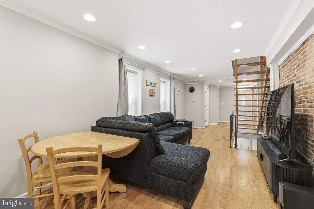 Image 5 of property listing at 1119 S BAYLIS ST, Baltimore, MD 21224