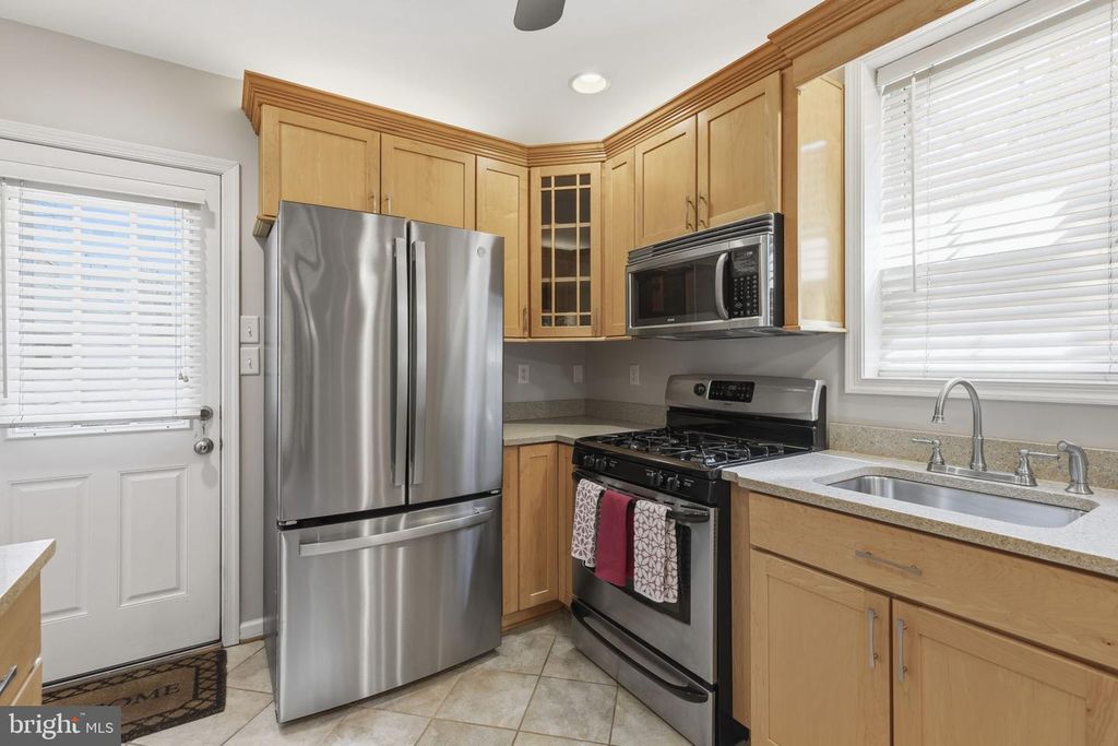 Image 8 of property listing at 1119 S BAYLIS ST, Baltimore, MD 21224