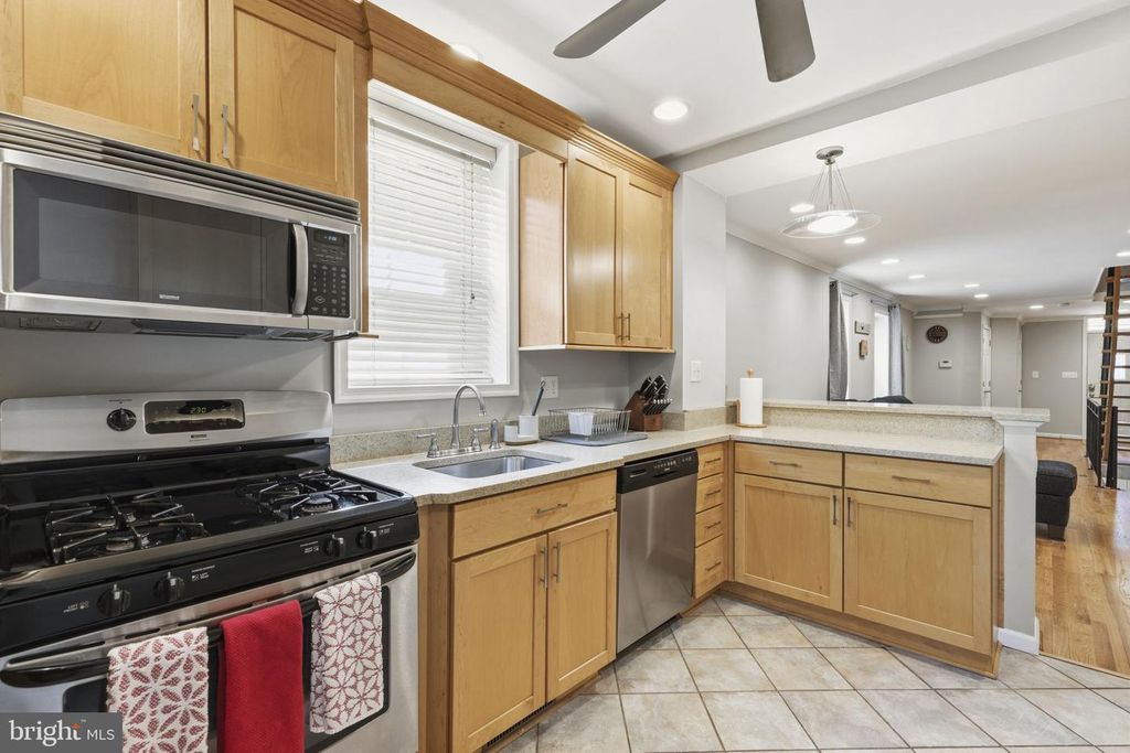 Image 9 of property listing at 1119 S BAYLIS ST, Baltimore, MD 21224