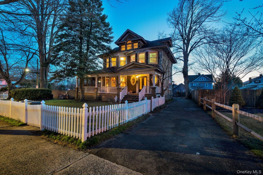 320 S Bayview Avenue, Freeport, NY 11520