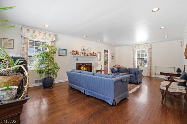 61 Western Dr, Millburn Twp., NJ 07078