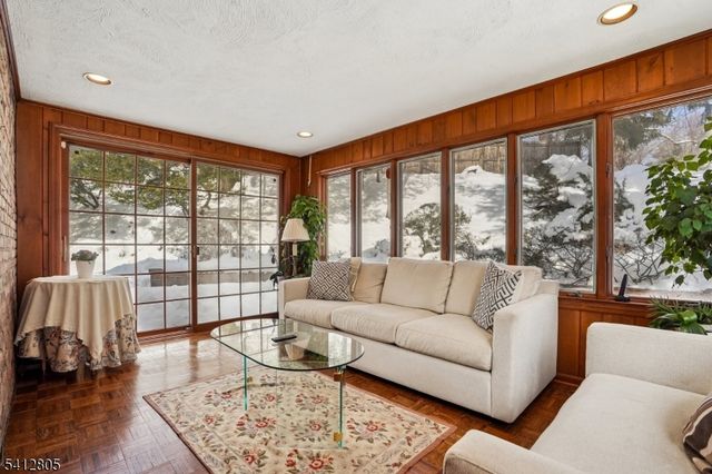 61 Western Dr, Millburn Twp., NJ 07078