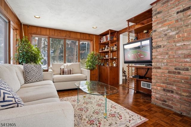 61 Western Dr, Millburn Twp., NJ 07078