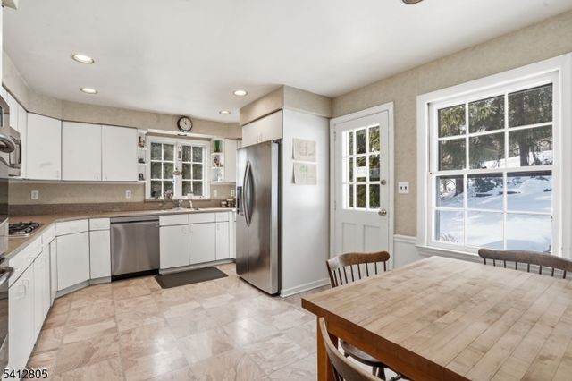 61 Western Dr, Millburn Twp., NJ 07078