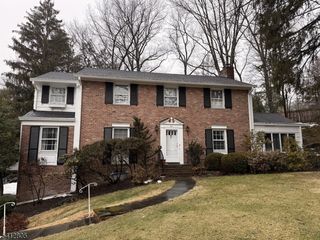 61 Western Dr, Millburn Twp., NJ 07078